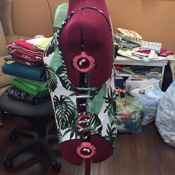 Leaf Patterned Swimsuit - Picture 3 of 6